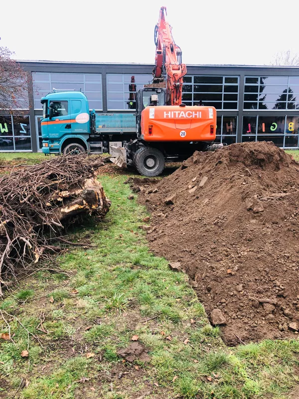 Bild zeigt Baggerarbeiten mit einem Hitachi Schaufelbagger