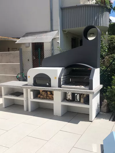 Bild zeigt neu gemauerter Grill mit Kamin