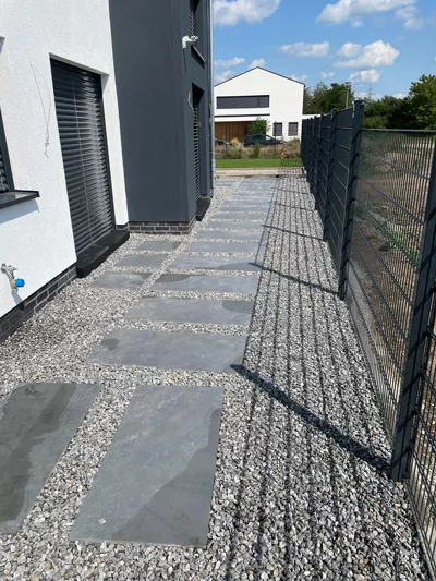 Bild zeigt Zugang zum Haus mit neu verlegten Pflasterarbeiten, Platten