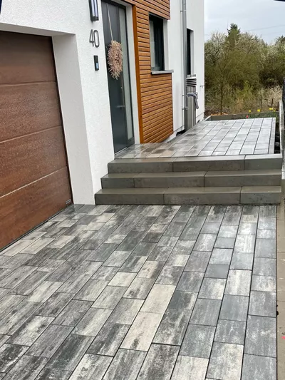Bild zeigt neu verlegtes Pflaster vor einem Haus